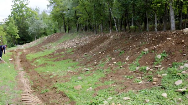 Aménager un jardin en pente : astuces et conseils pratiques